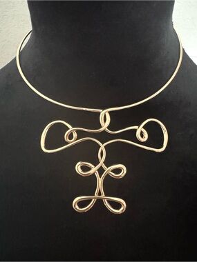 Rare find! NWOT Tory Burch Twisted Collar Chocker Gold Statement Necklace
